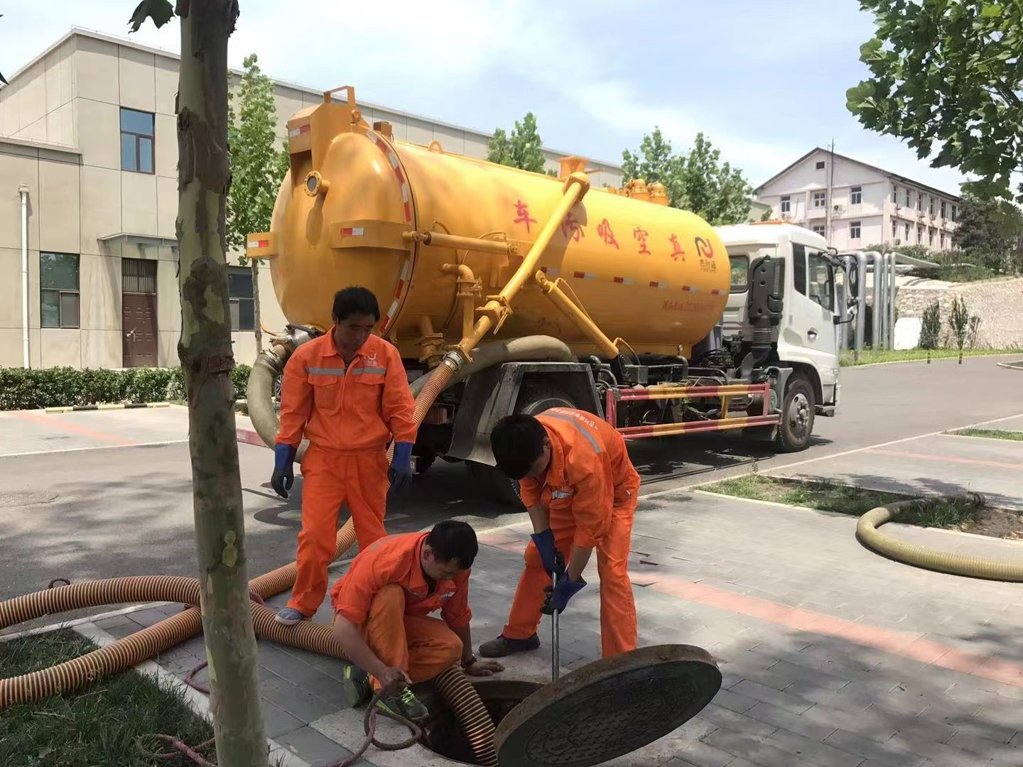 古县管道疏通车停在窨井附近