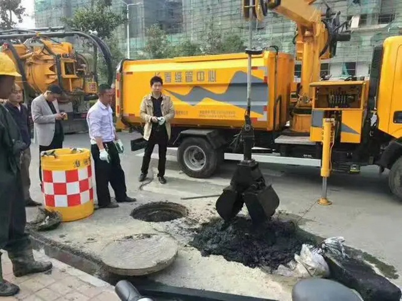 古县街道：网格员化身“清道夫”，为民解忧疏通“堵心”化粪池